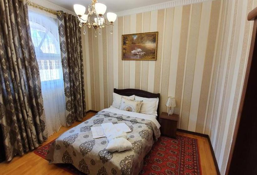 اتاق استاندارد با چشم‌انداز استخر, Sarbon Hotel Tashkent