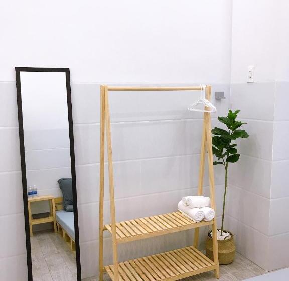 اتاق اکونومی, B Home