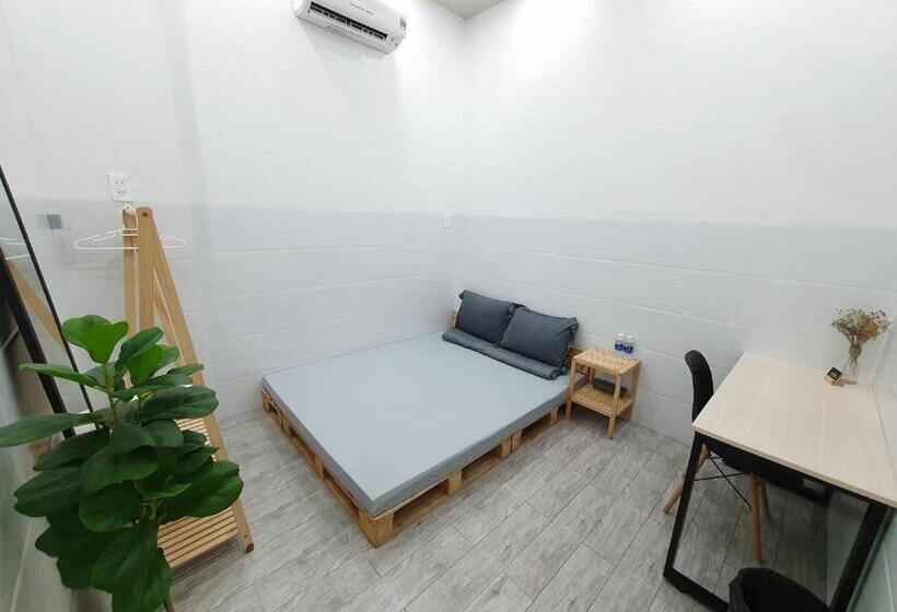 اتاق اکونومی, B Home