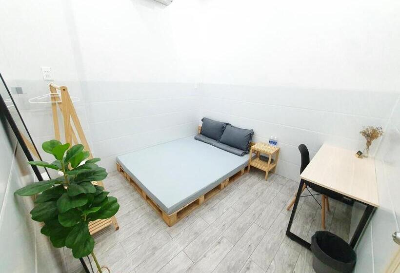 اتاق اکونومی, B Home