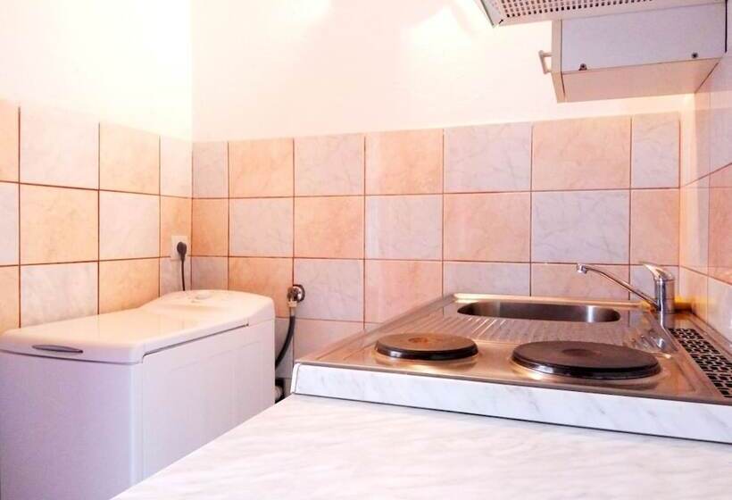 استودیوی استاندارد, Apartments Kate