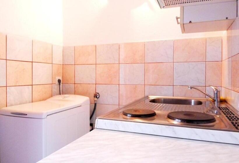 استودیوی استاندارد, Apartments Kate