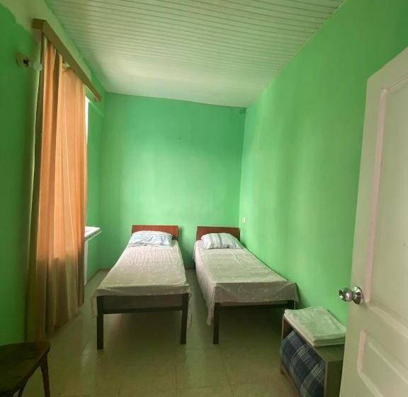 اتاق استاندارد با سرویس بهداشتی مشترک, Hostel Golden Fleece