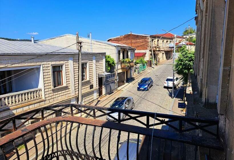 اتاق لوکس با چشم‌انداز, Aisi2