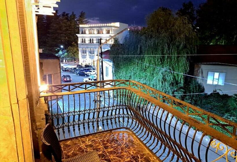 اتاق لوکس با چشم‌انداز, Aisi2