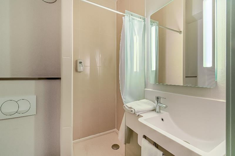 اتاق استاندارد چهار تخته, B&b Hotel Salon De Provence