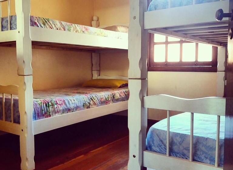 اتاق استاندارد چهار تخته, Reges Hostel
