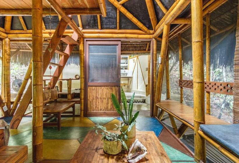 بانگلوی استاندارد, Universo Pol Bamboo Hostel