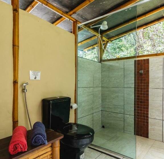 بانگلوی استاندارد, Universo Pol Bamboo Hostel