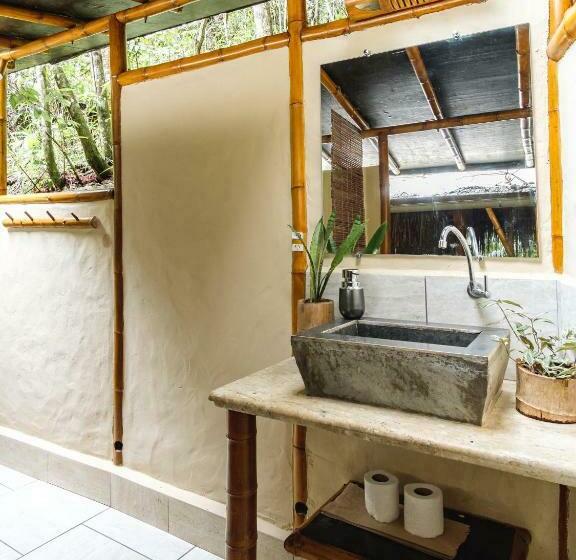 بانگلوی استاندارد, Universo Pol Bamboo Hostel