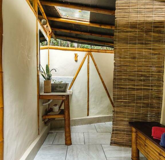 بانگلوی استاندارد, Universo Pol Bamboo Hostel