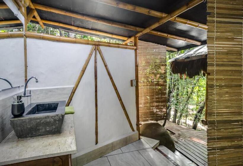 بانگلوی استاندارد, Universo Pol Bamboo Hostel