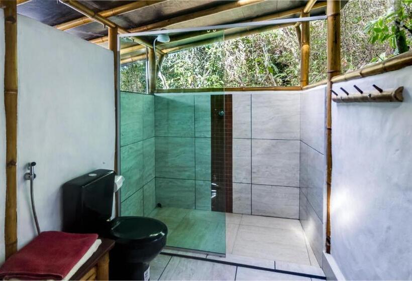 بانگلوی استاندارد, Universo Pol Bamboo Hostel