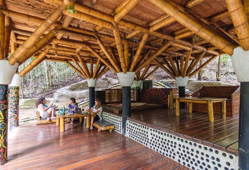 تختخواب در اتاق مشترک, Universo Pol Bamboo Hostel