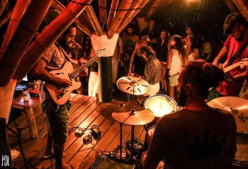 تختخواب در اتاق مشترک, Universo Pol Bamboo Hostel
