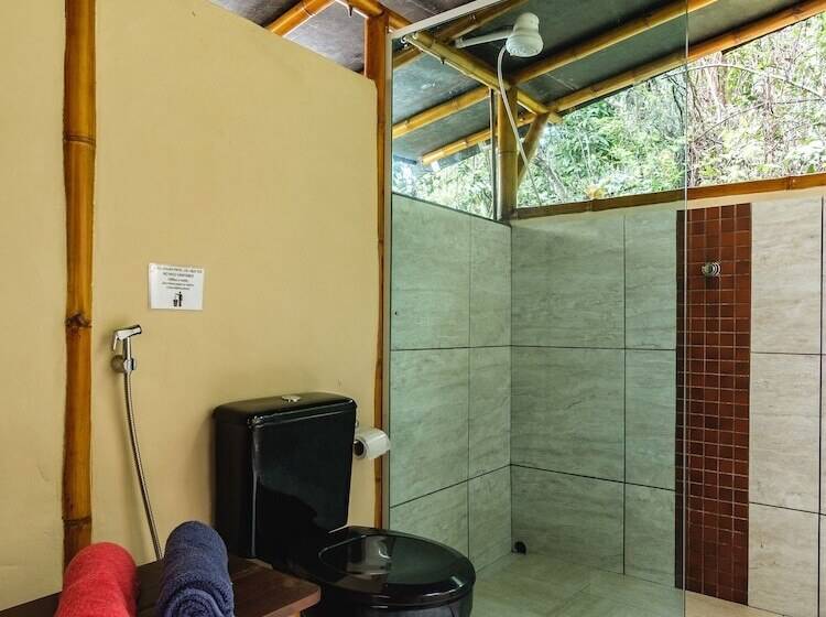 بانگلوی استاندارد, Universo Pol Bamboo Hostel