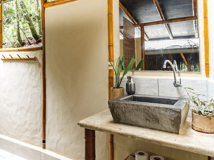 بانگلوی استاندارد, Universo Pol Bamboo Hostel