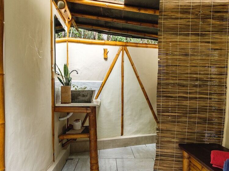 بانگلوی استاندارد, Universo Pol Bamboo Hostel
