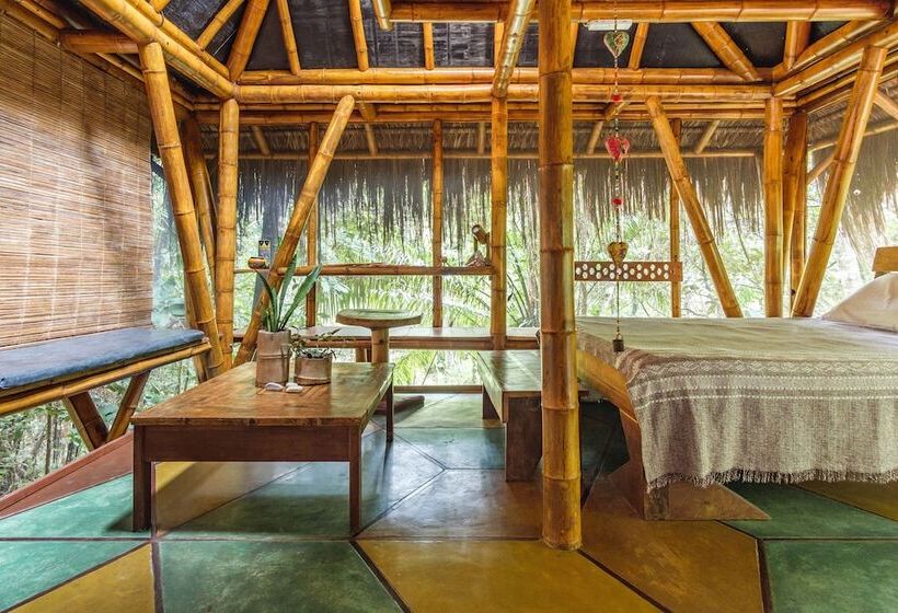 بانگلوی استاندارد, Universo Pol Bamboo Hostel