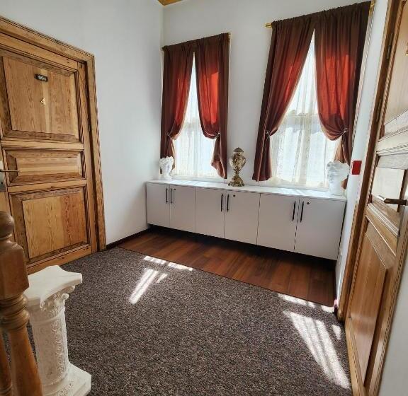 اتاق لوکس, Kadıköy White House