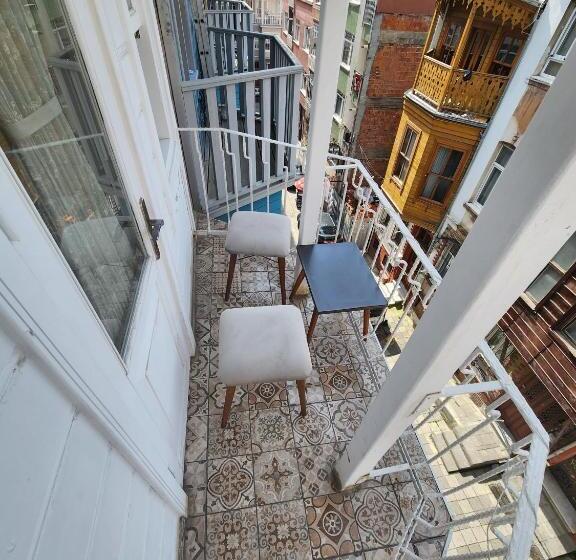 اتاق لوکس با بالکن, Kadıköy White House