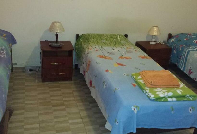 اتاق کلاسیک سه تخته, Hospedaria   Hostel Gamboa