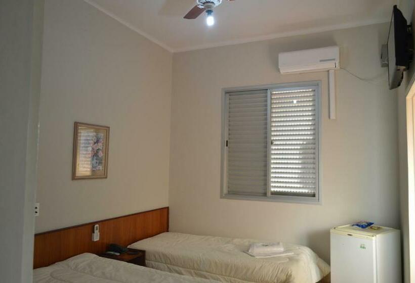اتاق استاندارد با سرویس بهداشتی مشترک, Chantilly
