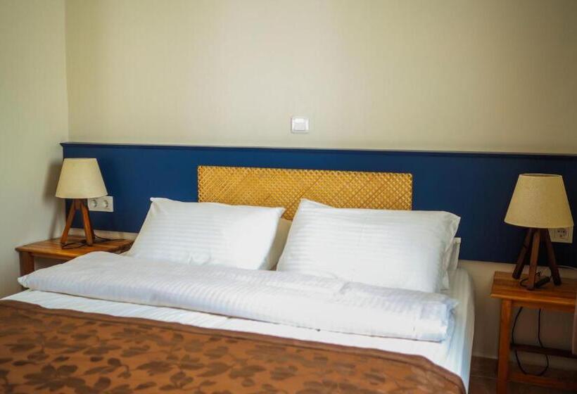 اتاق استاندارد سه نفره, Oya Butik Otel
