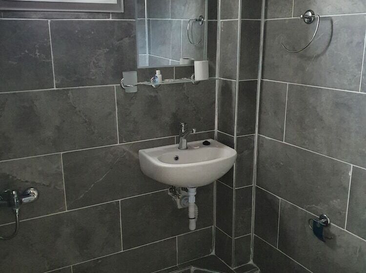 اتاق استاندارد سه نفره, Karya