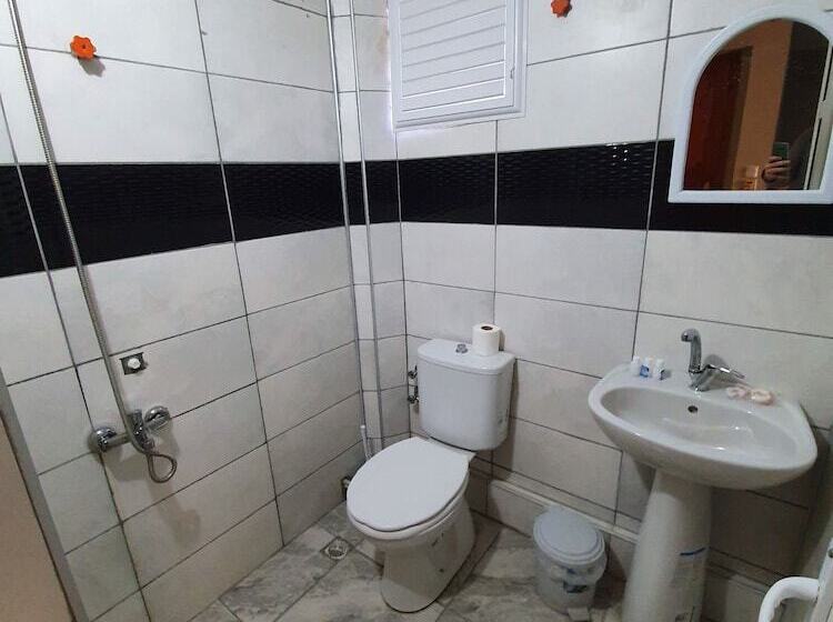اتاق استاندارد سه نفره, Karya