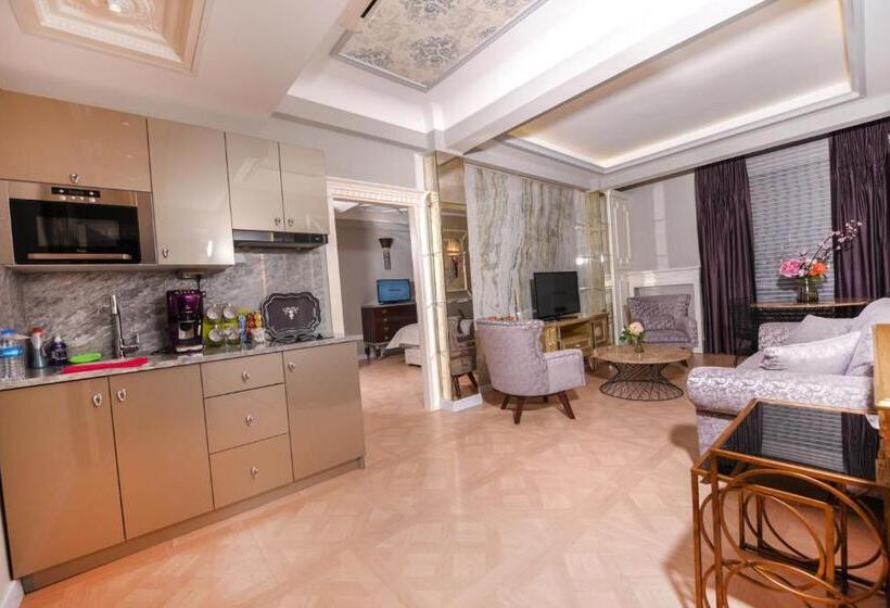 سوئیت با تخت بزرگ, My House
