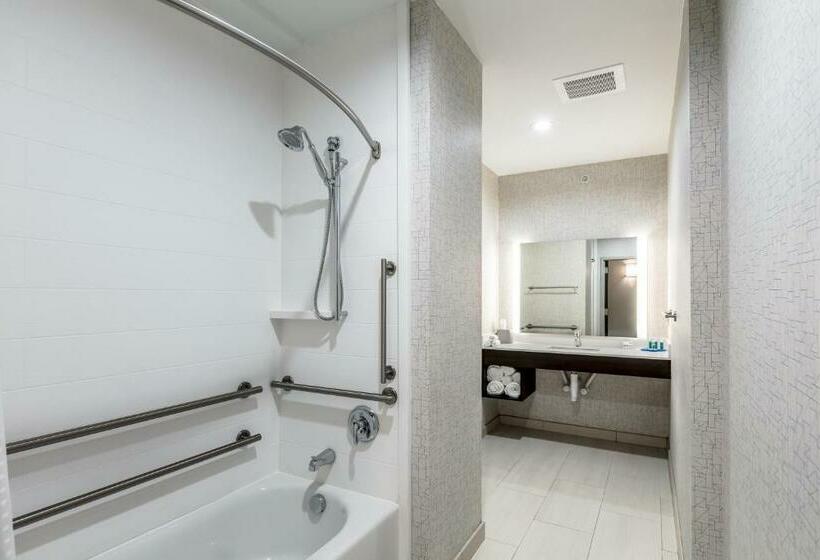 اتاق استاندارد با تخت بزرگ برای معلولان, Holiday Inn Express & Suites Jersey City North   Hoboken, An Ihg