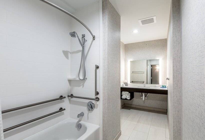 سوئیت برای معلولان, Holiday Inn Express & Suites Jersey City North   Hoboken, An Ihg