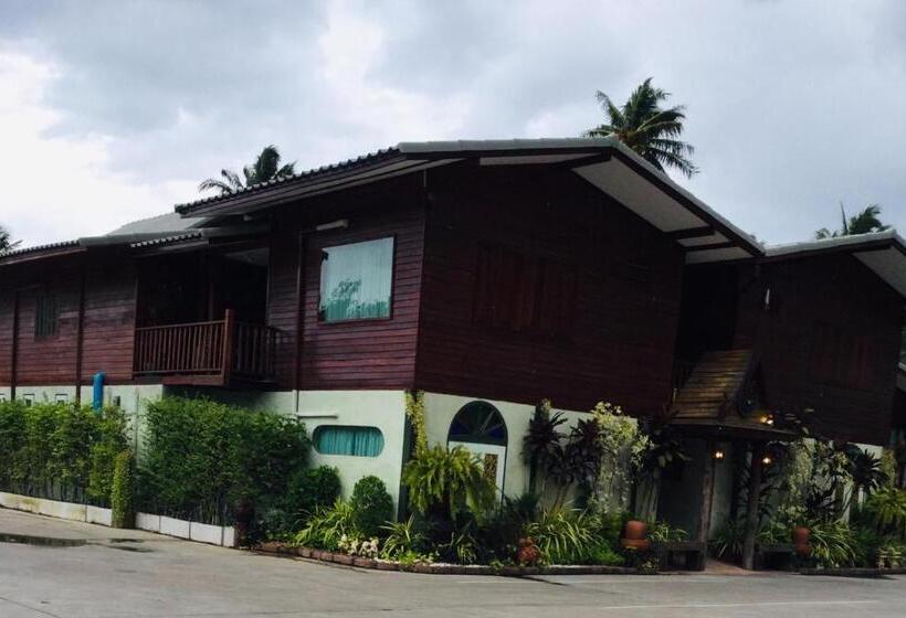 اتاق استاندارد با چشم‌انداز استخر, Chuchaiburi Sri Amphawa