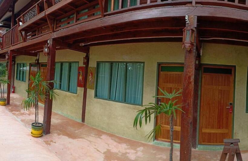 اتاق استاندارد با چشم‌انداز استخر, Chuchaiburi Sri Amphawa