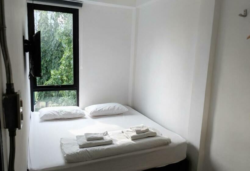 اتاق استاندارد با سرویس بهداشتی مشترک, Holy Sheet Hostel