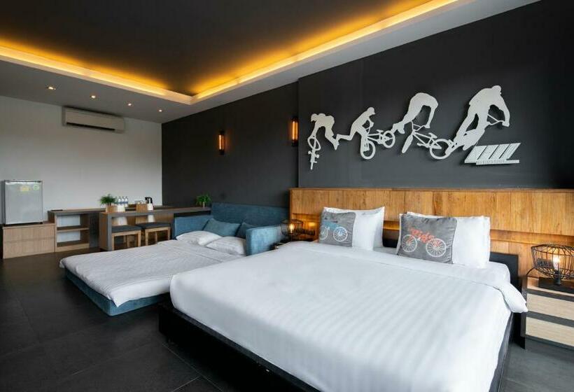 استودیو خانوادگی, The Velo S Hotel And Pumptrack
