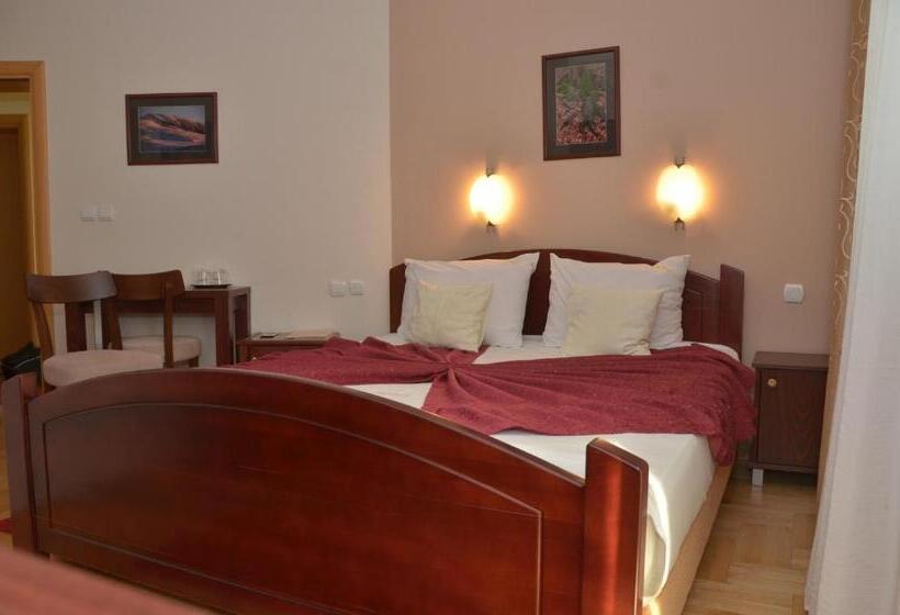 اتاق سوپریور با بالکن, Dragović Smederevo
