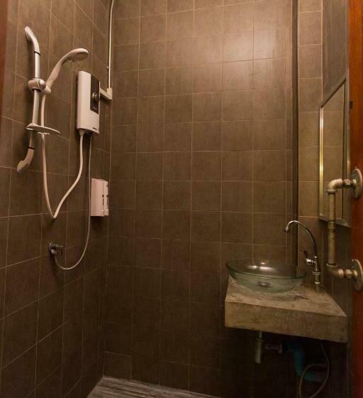 اتاق خانوادگی با سرویس بهداشتی مشترک, Zzhouse