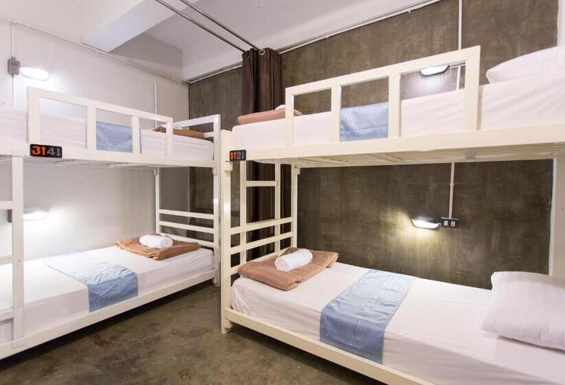 اتاق خانوادگی با سرویس بهداشتی مشترک, Zzhouse