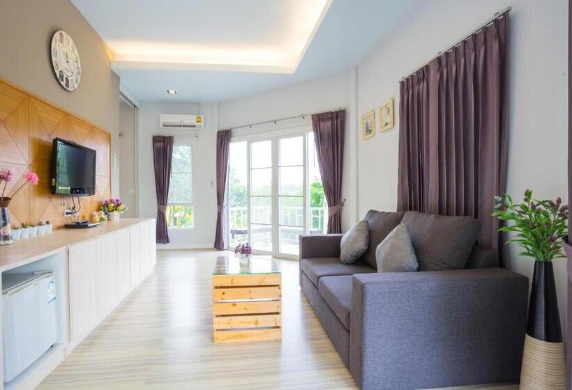 Classic room with balcony, Phukaew Resort & Adventure Park