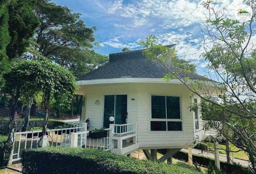 Classic room with balcony, Phukaew Resort & Adventure Park
