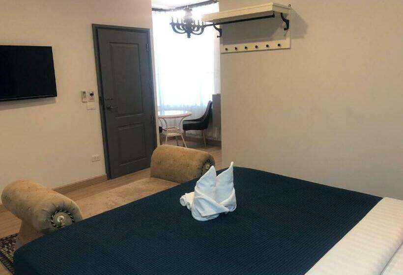 اتاق لوکس با تخت بزرگ, La Riva Boutique