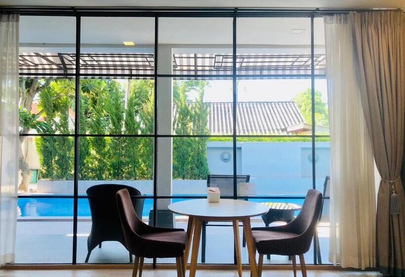 سوییت جونیور, La Riva Boutique
