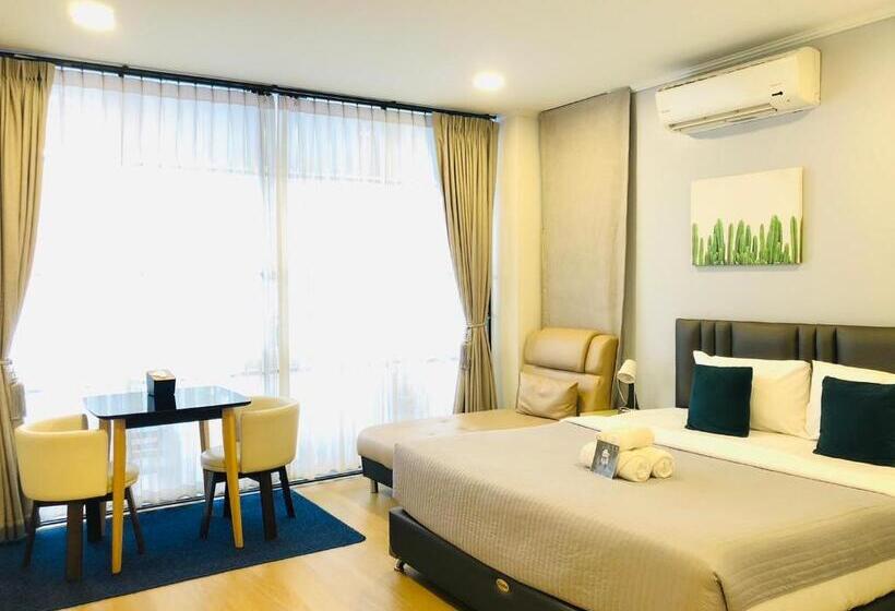 سوییت جونیور, La Riva Boutique