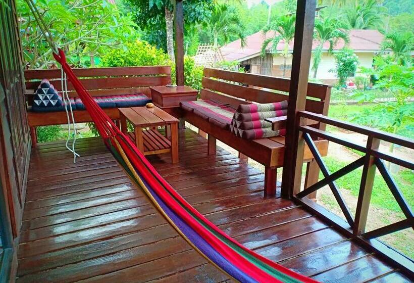 بانگلوی استاندارد با چشم‌انداز دریا, Suntisook Resort
