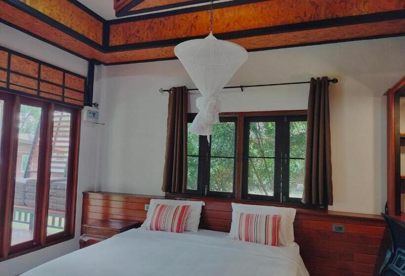 بانگلوی استاندارد با چشم‌انداز دریا, Suntisook Resort