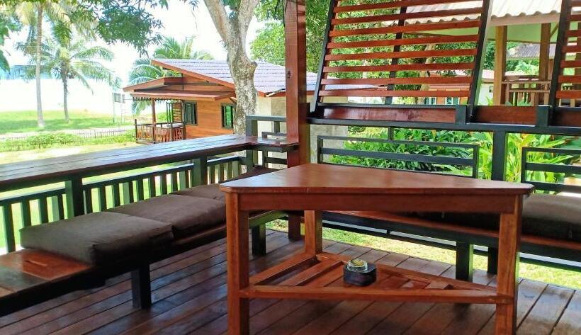 بانگلوی استاندارد با چشم‌انداز دریا, Suntisook Resort