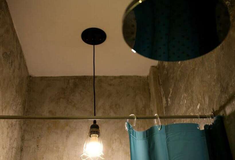 اتاق استاندارد یک نفره, T Boutique Hostel   Hua Lamphong