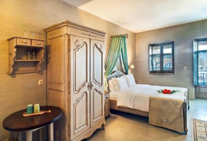 سوییت جونیور با بالکن, Haones Suites